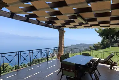 Efmelia seaview