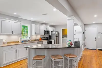 Image de New listing, community pool, easy beach access!