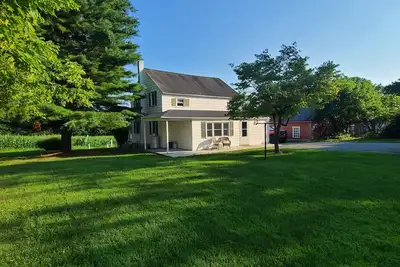 Image de Three bedroom farmhouse, king size beds with country living