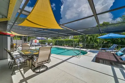 Image de Cozy Getaway with pool and minutes to the beach! ! !