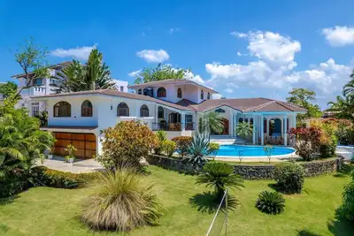 Image de 6bd guest-friendly villa steps from sandy beach, private pool/billiard/volley