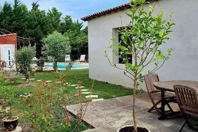 Image de Villa contemporaine avec studio et piscine privative.