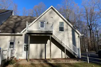 Image de Apartment over the garage, deep in the quiet woods, 2br.