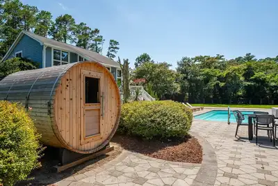 Image de Indoor Hot Tub, Barrel Sauna, Pool, Natural Light!