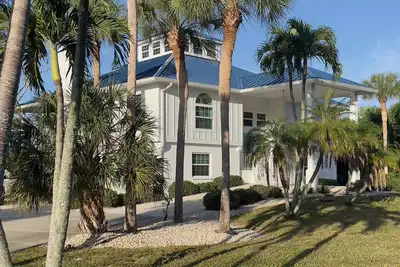 Image de Luxury Island Escape @ Palm Tree Villa: Private Rooftop Deck & Saltwater Pool