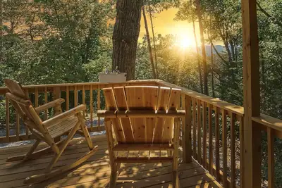 Image de Hugging Cubs Hideaway Cabin 4 Br 3 Ba Private Jacuzzi  Sauna