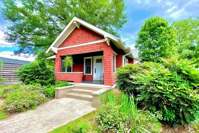 Image de Deluxe Downtown Bungalow - fenced in yard, pet friendly.