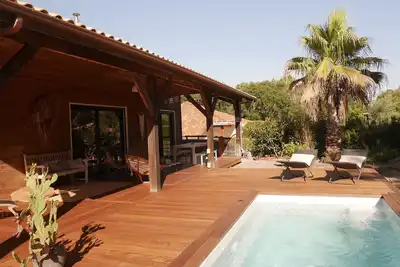 Maison en bois sur pilotis