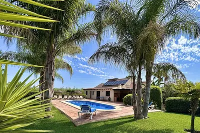 Image de Quiet Villa with heated swimming pool, barbecue and views.