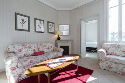 Image de Three bedroom two bathroom apartment in center of Cannes on quiet street minutes from the Palais - 2002
