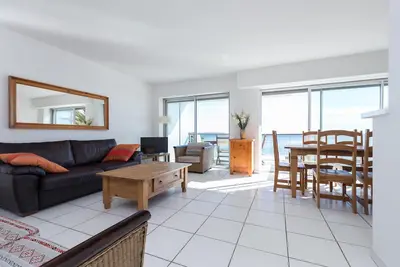 Image de Bright two bedroomed apartment on the beach in Cannes with huge terrace with fabulous sea views - 2001