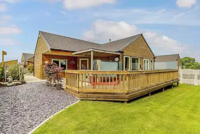 Image de Superb lodge with one master double with en suite shower, one double and one twin.