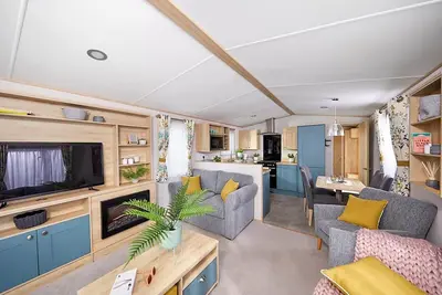 Image de Spacious and modern 12ft-wide caravan with one double and two twin.