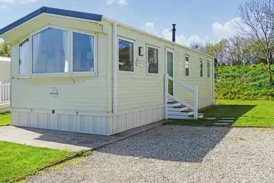 Image de Comfortable spacious caravan with one double and two twin.