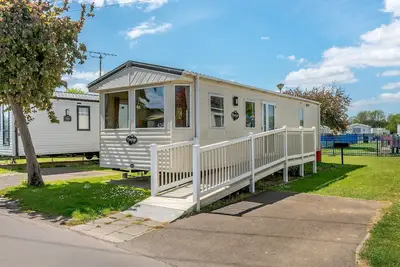 Image de 12ft-wide caravan with one double and one twin.