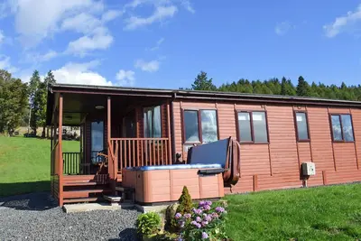 Image de Lodge with one master double with en suite shower and one twin.