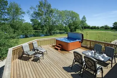Image de Luxury lodge with one double and one twin.