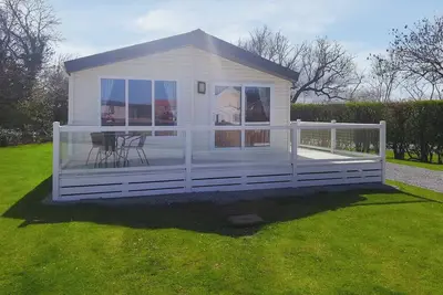 Image de Modern and spacious holiday home with double and twin room.