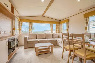 Image de Comfortable spacious caravan with one double and one twin.