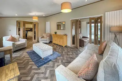 Image de This exclusive holiday home boasts a stylish and contemporary design.