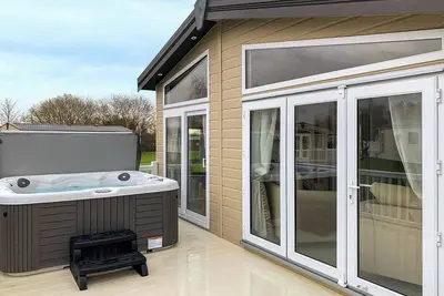 Image de A spacious lodge with one master double with en suite shower room.