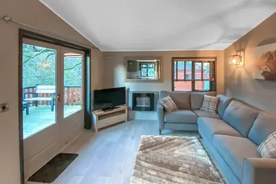 Image de Traditional pine lodge with a modern twist.
