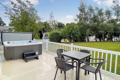 Image de A spacious lodge with one master double with en suite shower room.