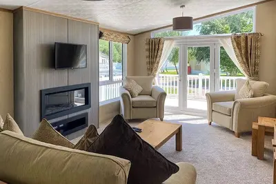 Image de A stunning lodge with one master double with en suite with bath and overhead shower.