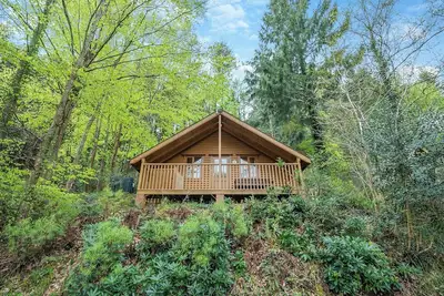 Image de Timber lodge set by the lake with one double and one twin.