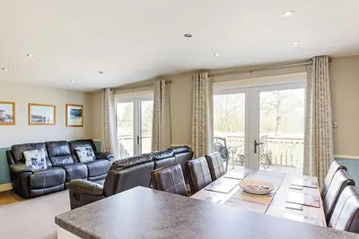 Image de Luxury lodge with one double with en suite shower, one twin and one twin with child size beds.