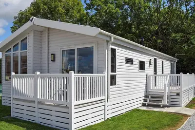 Image de Spacious, modern lodge with two doubles and one twin.