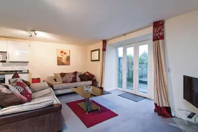 Image de Spacious and contemporary two storey cottage with two doubles and one single.