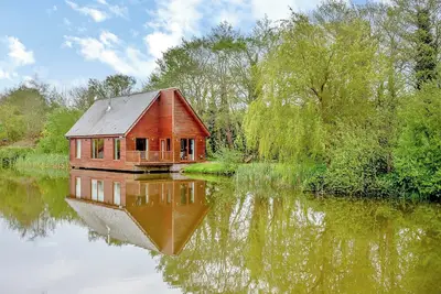 Image de Superb lodge perched on the lake, perfect for romantic breaks.