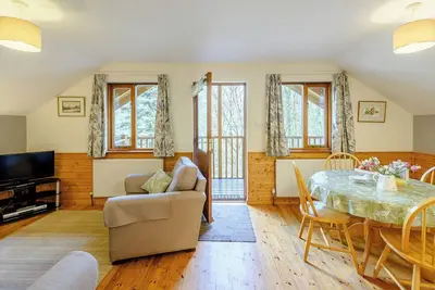 Image de Timber lodge set by the lake with one double and one twin.
