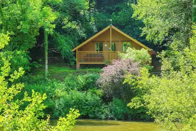 Image de Timber lodge set by the lake with one double and one twin.