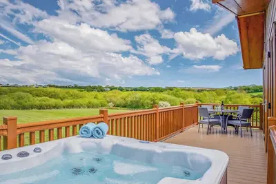 Image de Spacious traditional lodge with one king-size double with en suite shower and one twin.