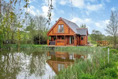 Image de Stunning lodge built on the edge of the lake.