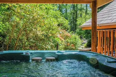 Image de Timber lodge set high in an elevated position.