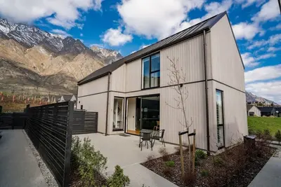Image de Nestled below the Remarkables