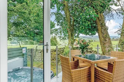 Image de New in 2017. Modern and contemporary 14ft-wide lodge style holiday home.