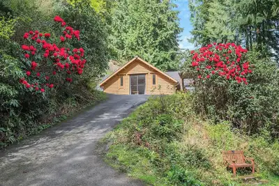 Image de Timber lodge set in an elevated position with views of the lakes.