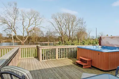 Image de Luxury lodge with one double and one twin.
