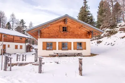 \"Sennhütte\" quietly situated alpine hut in Obertauern with Swiss stone pine sauna