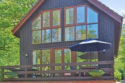 Image de Luxury lodge residing at the top of the wooded valley.