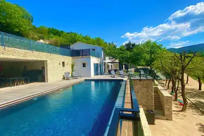 Image de Villa Canopée au village de Ménerbes, Climatisée, piscine chauffée et sécurisée