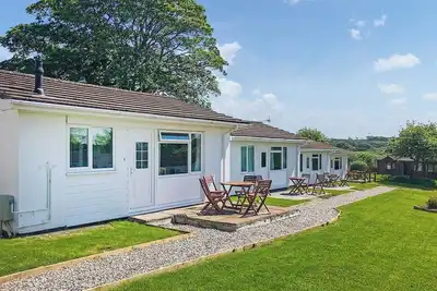 Image de Contemporary cottage with one double and one with bunks.