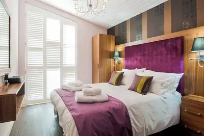 Image de Vibrant lodge with two doubles, one with en suite shower and one twin (double by arrangement).