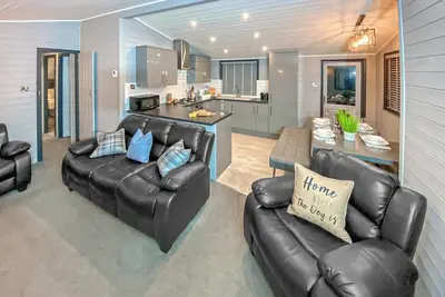 Image de Thoroughly modernized 3 bedroom lodge featuring 1 king-size bedroom and 2 twin bedrooms.