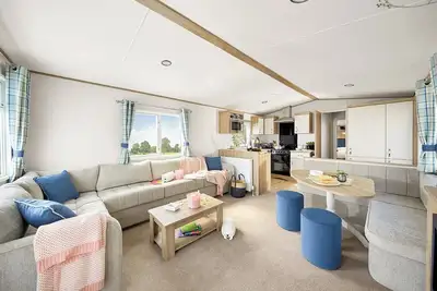 Image de Stylish and modern caravan with one double and two twin.