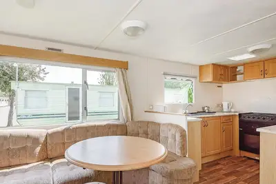 Image de 12ft-wide caravan with one double and two twin.